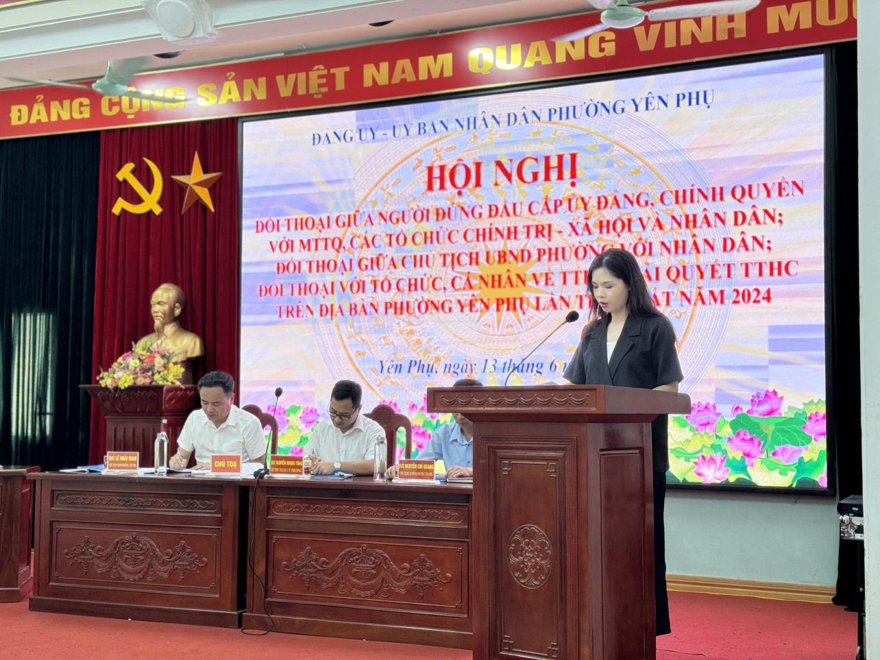 ​ Đồng chí Nghiêm Thị Huyền - Đảng ủy viên, Phó Chủ tịch UBND phường trình bày Báo cáo tình hình thực hiện nhiệm vụ phát triển, kinh tế, văn hóa, xã hội trên địa bàn phường 6 tháng đầu năm 2024